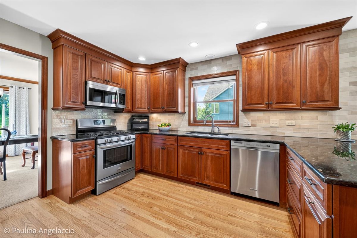 321 Bryan Drive Cary, IL 60013 - Photo 8 of 35