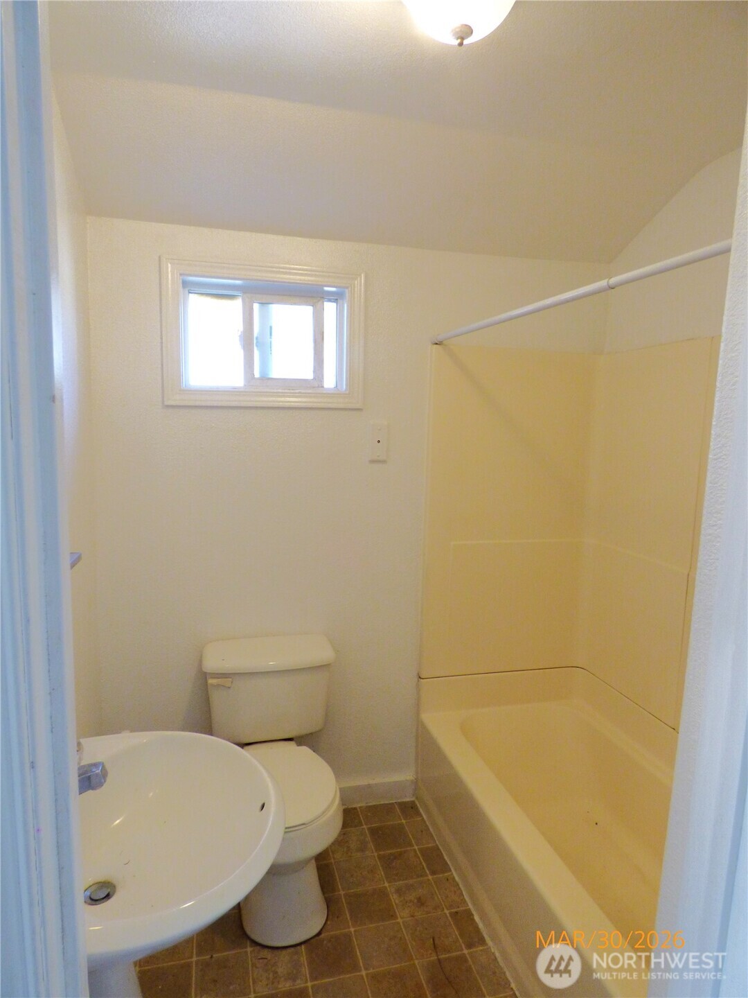 615 Haight Street Aberdeen, WA 98520 - Photo 14 of 18 a bathroom with a toilet and bathtub