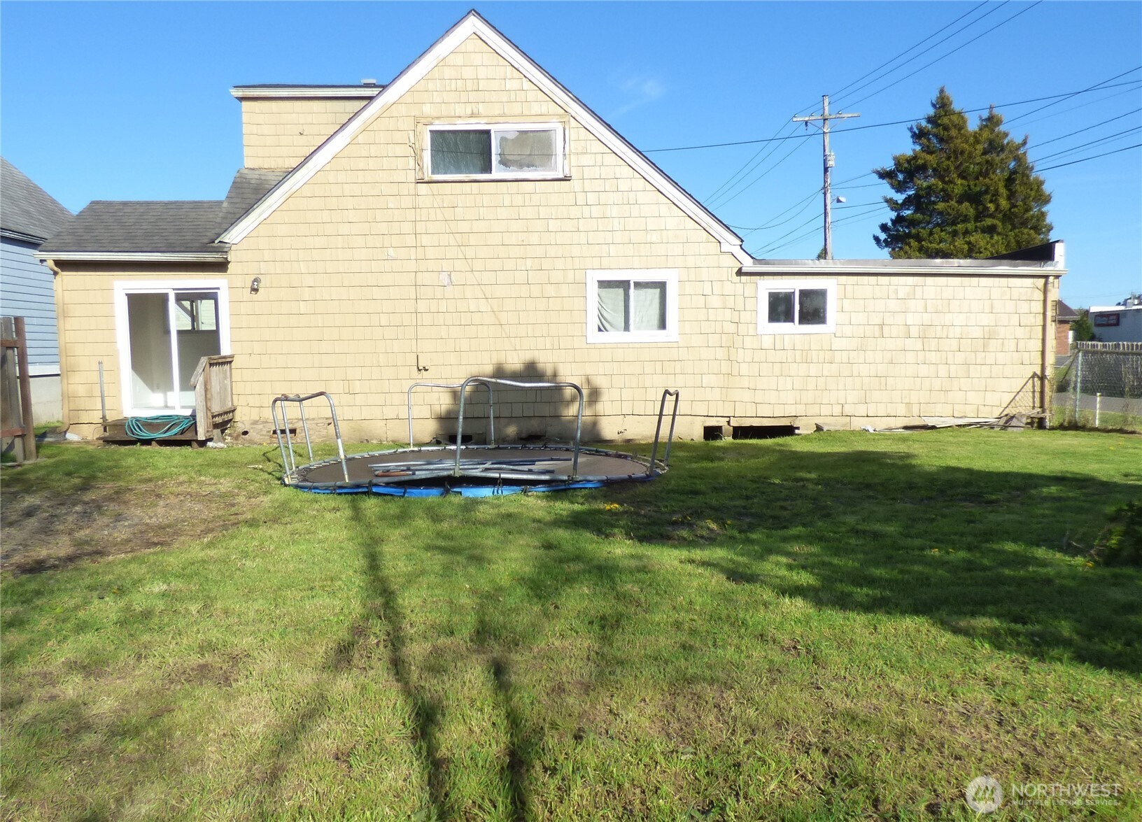 615 Haight Street Aberdeen, WA 98520 - Photo 3 of 18 a backyard of a house with table and chairs