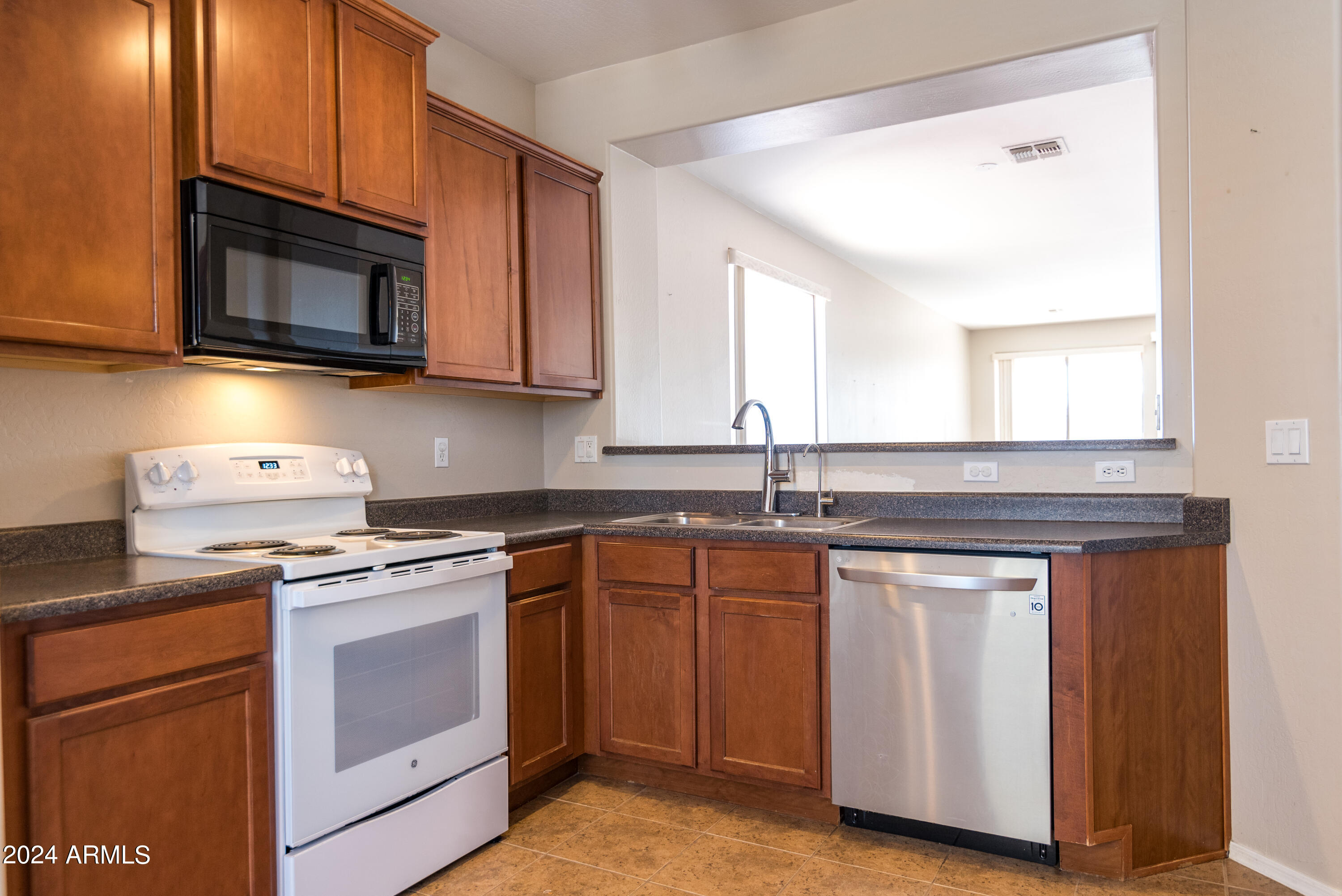 15467 West Redfield Road Surprise, AZ 85379 - Photo 4 of 28 4 Kitchen