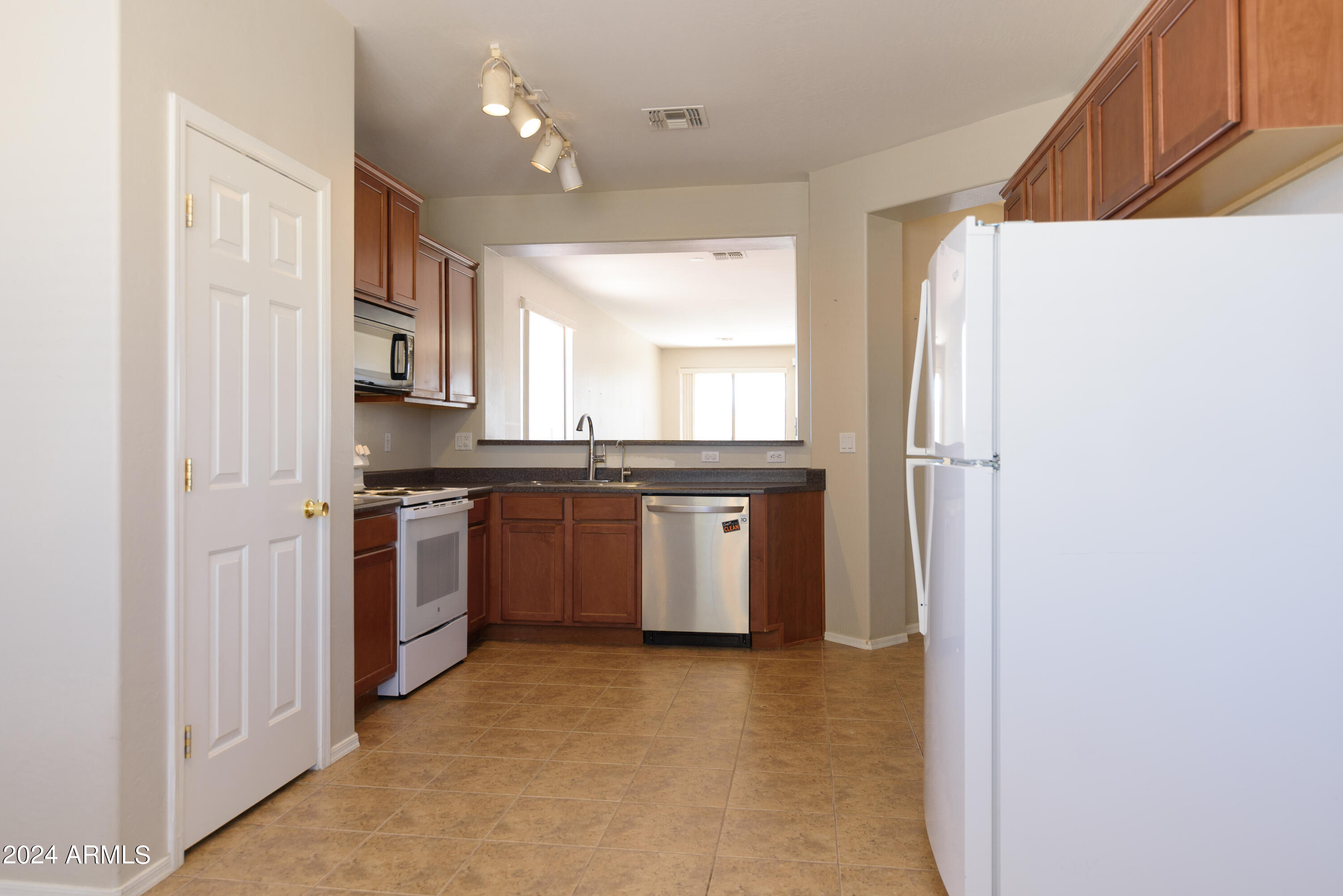 15467 West Redfield Road Surprise, AZ 85379 - Photo 6 of 28 6 Kitchen