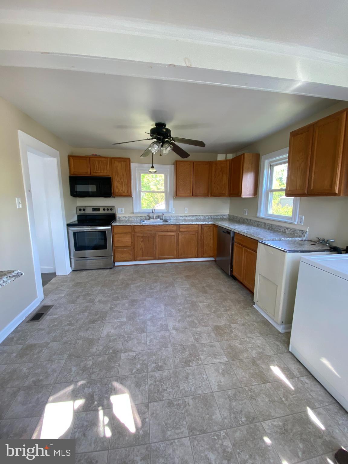 10 Meadow Road New Castle, DE 19720 - Photo 6 of 20 Kitchen