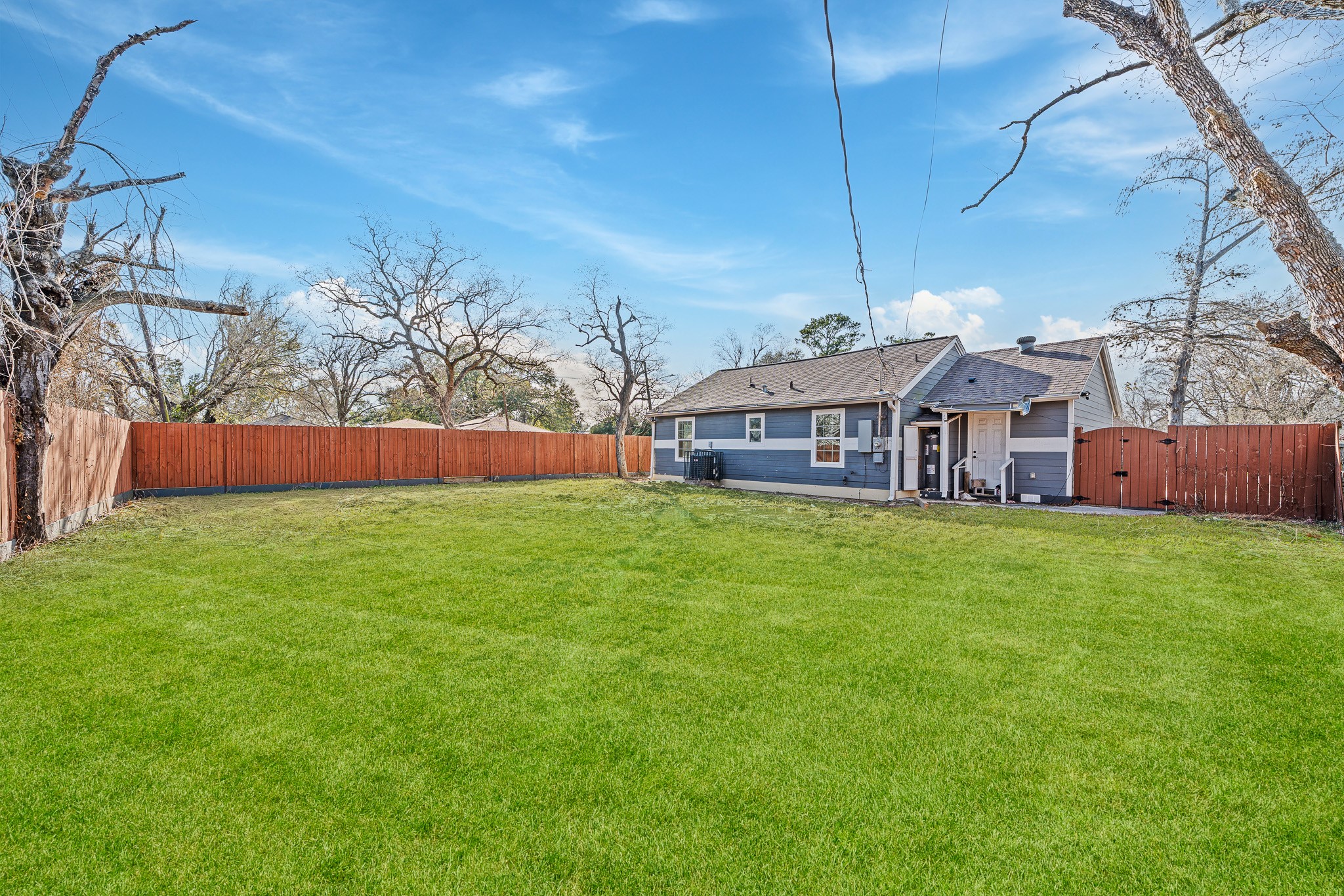 6911 Sherwood Drive Houston, TX 77021 - Photo 19 of 26 a front view of house with yard and seating area