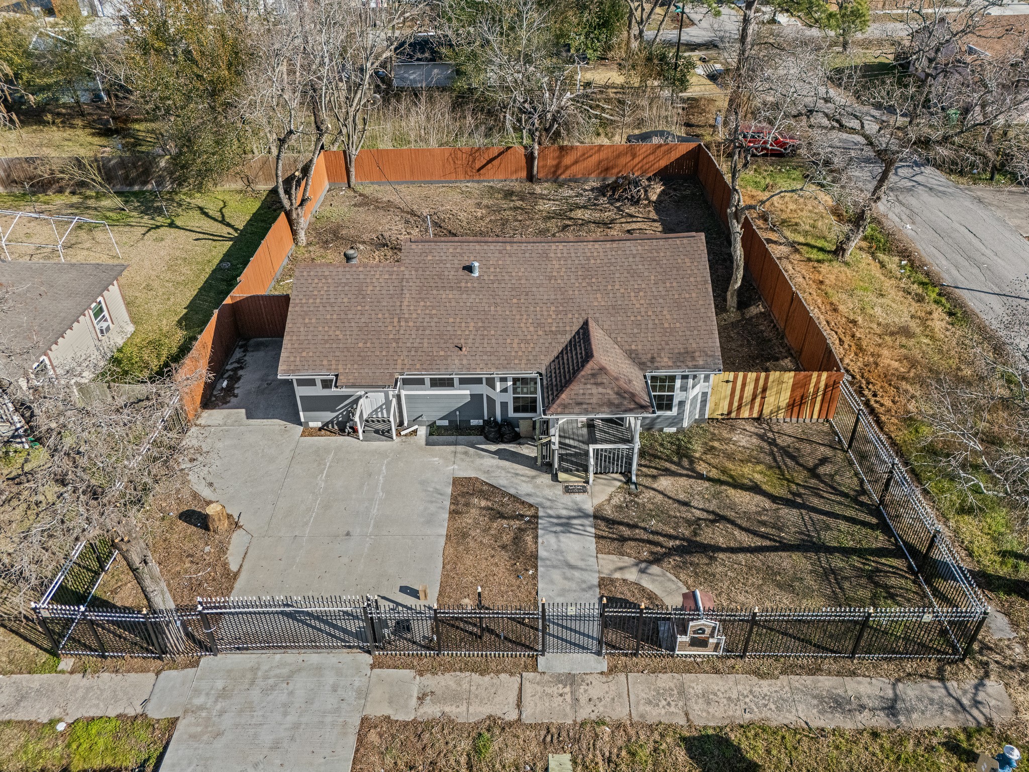 6911 Sherwood Drive Houston, TX 77021 - Photo 22 of 26 an aerial view of a house with a yard