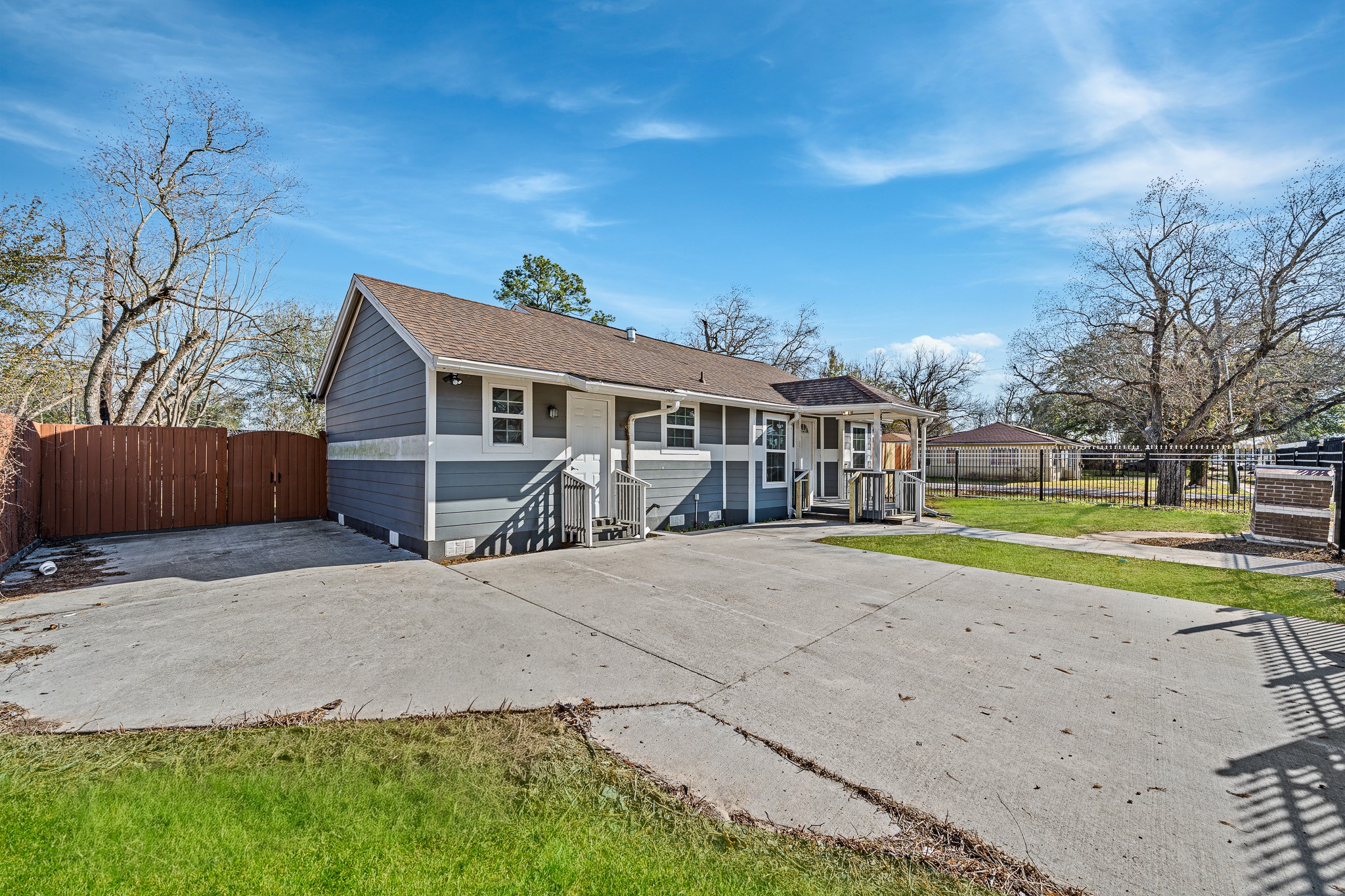 6911 Sherwood Drive Houston, TX 77021 - Photo 4 of 26 a front view of a house with a yard and garage