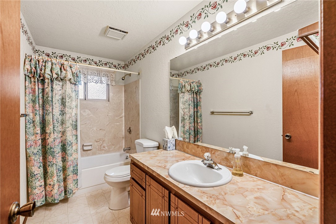 9622 Northeast 204th Place Bothell, WA 98011 - Photo 13 of 25
