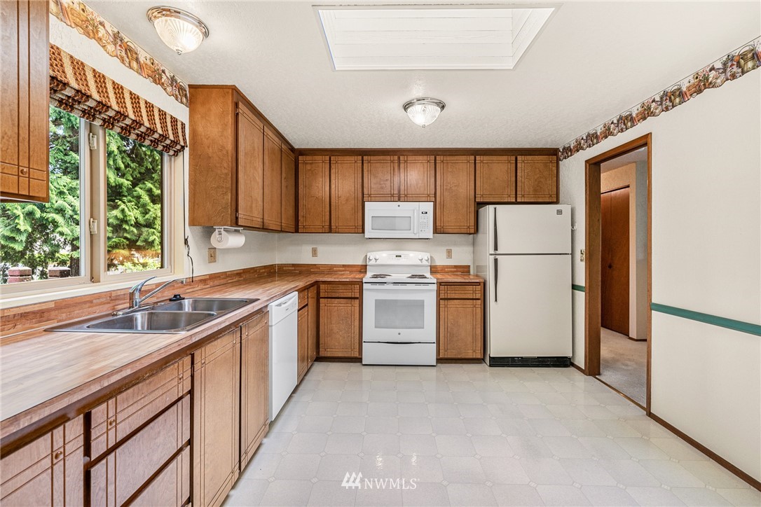 9622 Northeast 204th Place Bothell, WA 98011 - Photo 6 of 25
