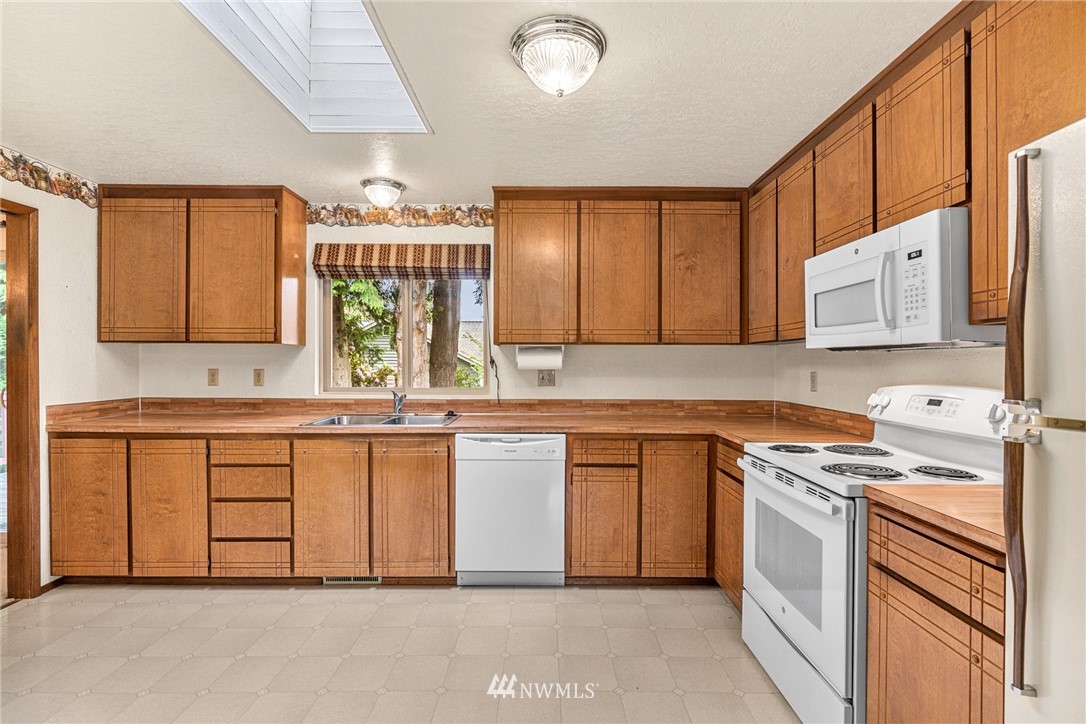 9622 Northeast 204th Place Bothell, WA 98011 - Photo 7 of 25