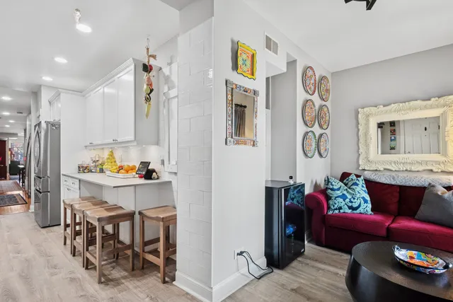 $369,000 | 1949 West Birchwood Avenue, Unit 2, Chicago, IL 60626