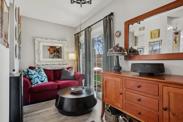 $369,000 | 1949 West Birchwood Avenue, Unit 2, Chicago, IL 60626