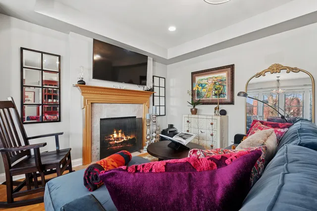 $369,000 | 1949 West Birchwood Avenue, Unit 2, Chicago, IL 60626