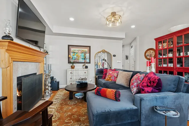 $369,000 | 1949 West Birchwood Avenue, Unit 2, Chicago, IL 60626