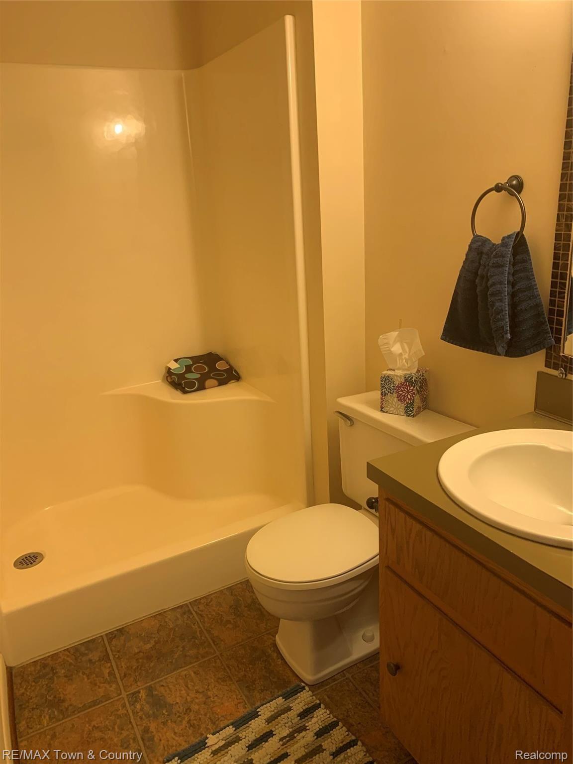 1386 Flushing Road Flushing, MI 48433 - Photo 21 of 33 town bath2.jpg
