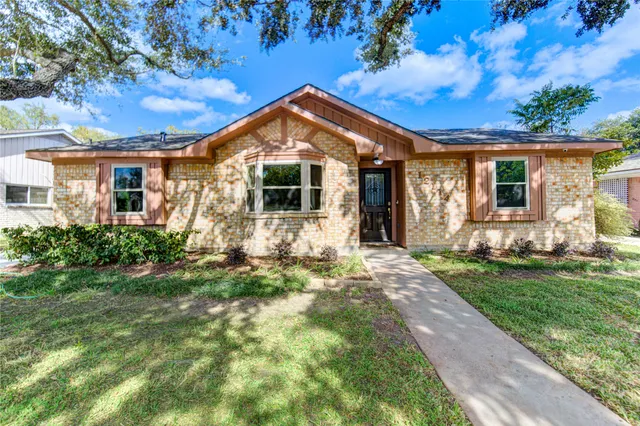 $319,900 | 12114 Dorrance Lane, Meadows Place, TX 77477