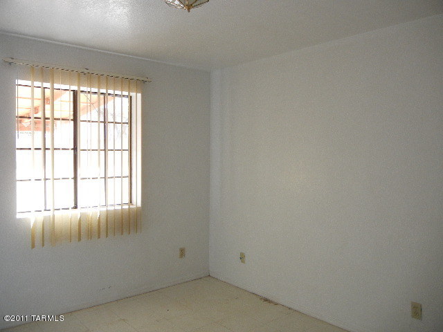 423 Gorrion Court Rio Rico, AZ 85648 - Photo 7 of 13