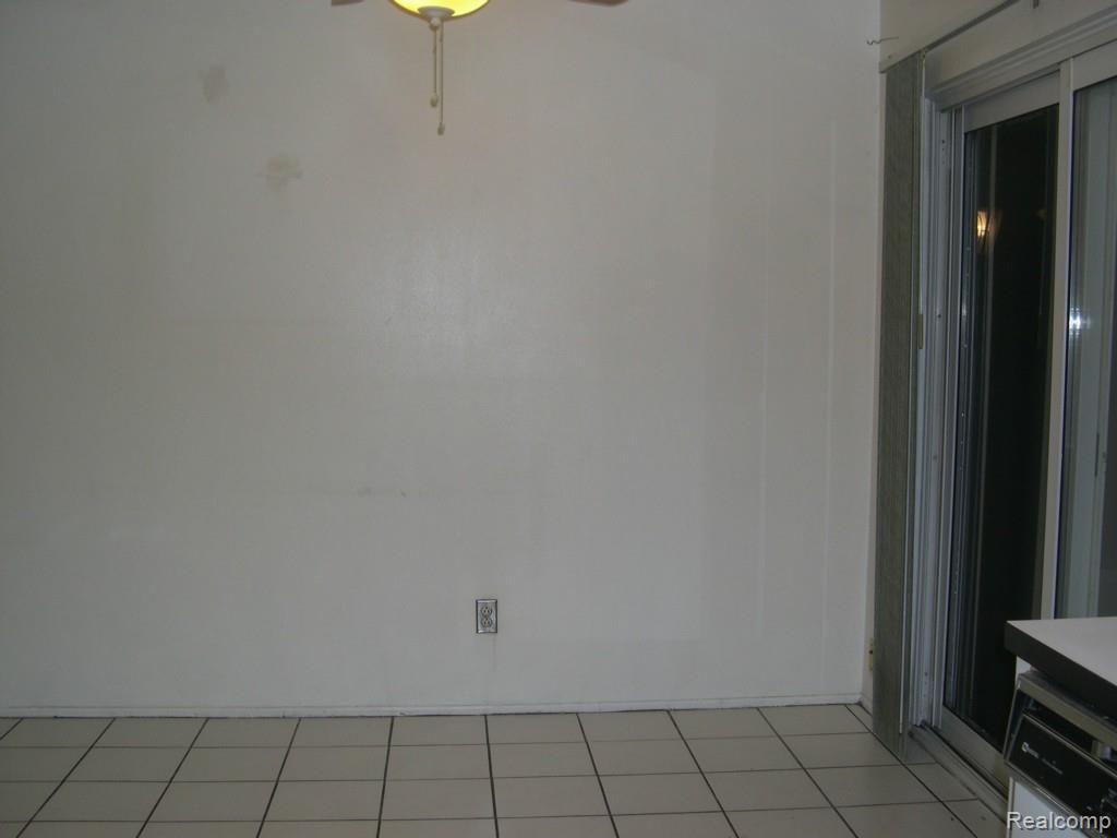 14364 Merriman Road Livonia, MI 48154 - Photo 9 of 21 KITCHEN TABLE SPACE