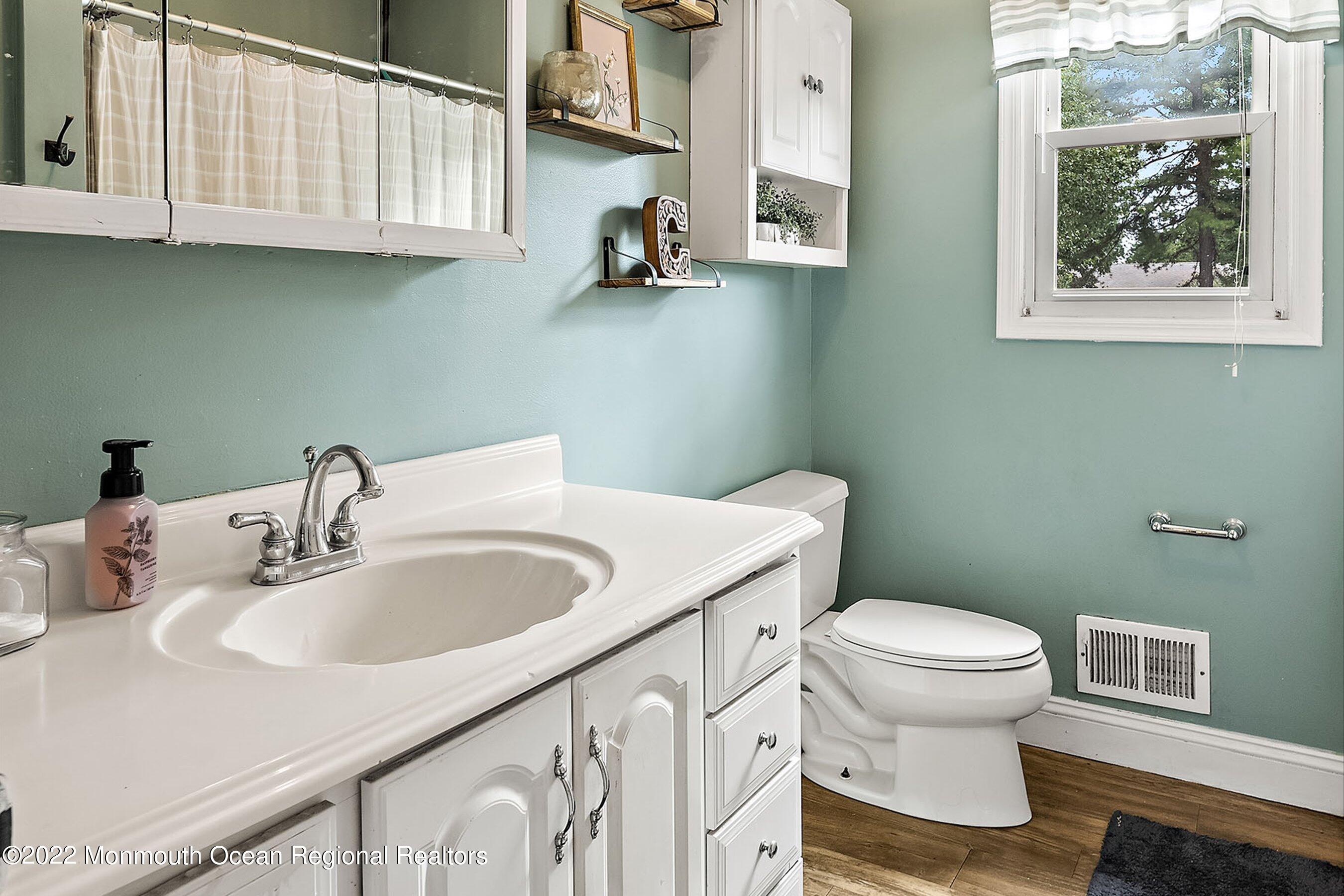 47 Cranmer Road Bayville, NJ 08721 - Photo 18 of 27 18-Int4 Lav2