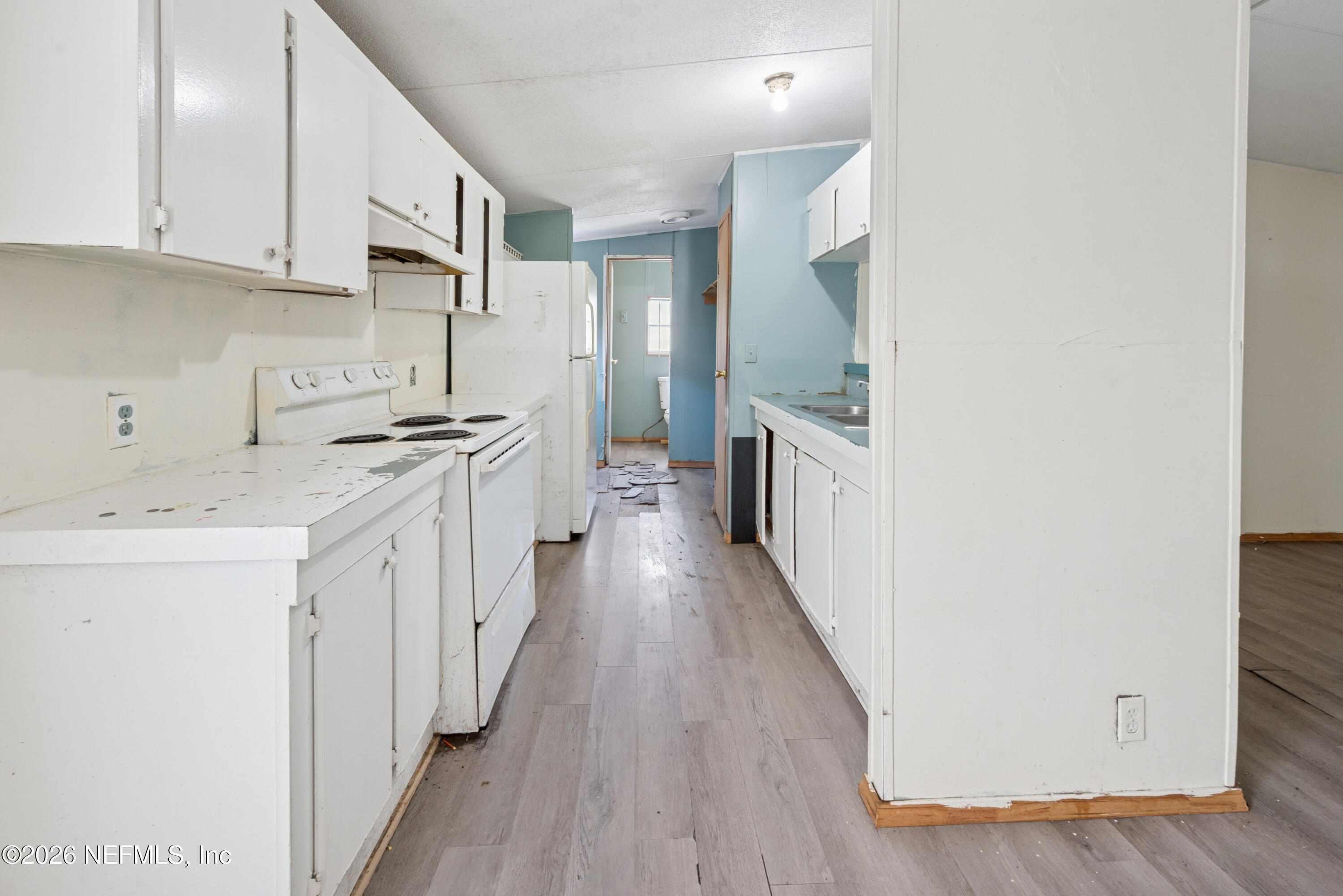9860 State Rte 100 Starke, FL 32091 - Photo 12 of 24 a kitchen with stainless steel appliances a white stove top oven