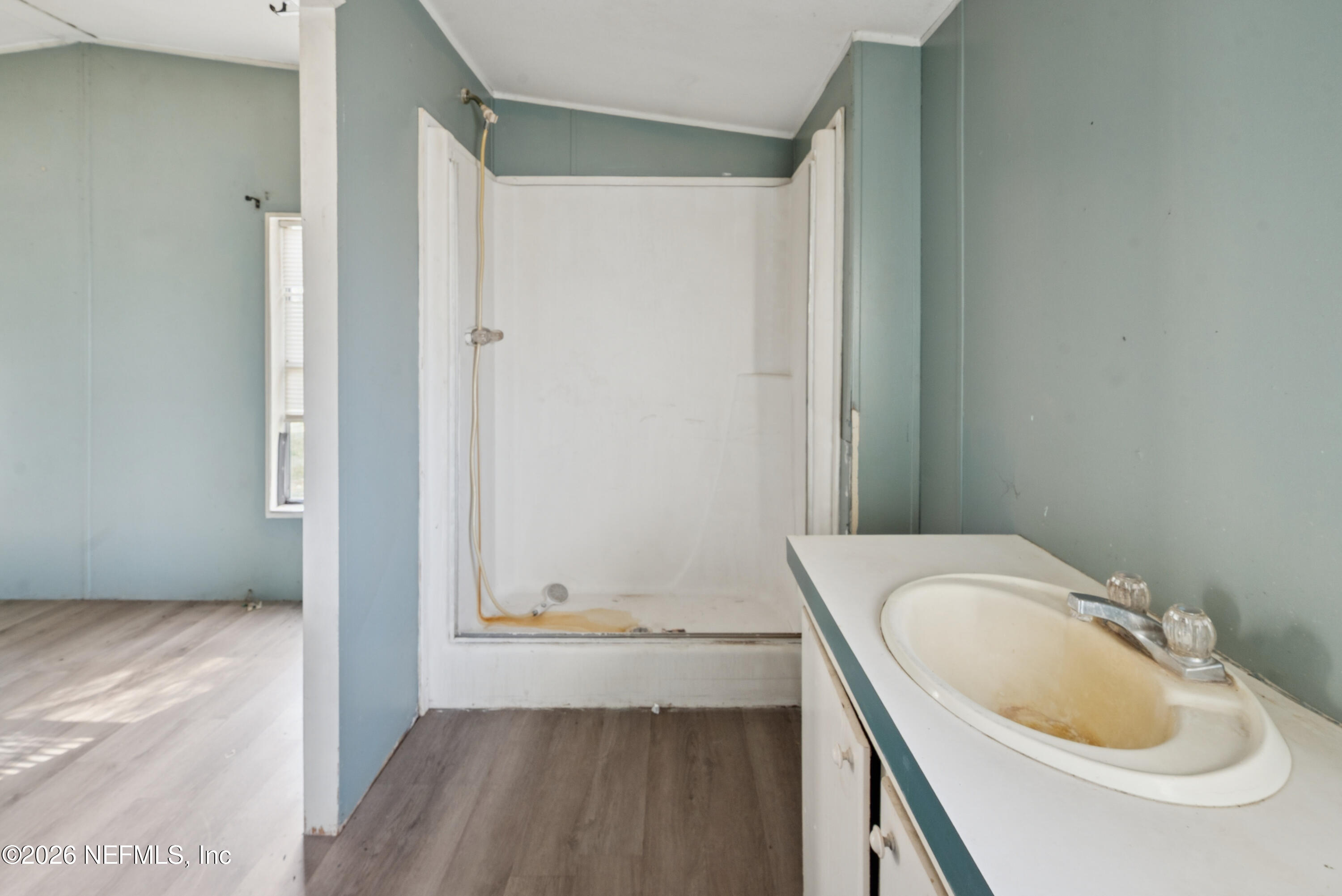 9860 State Rte 100 Starke, FL 32091 - Photo 22 of 24 a bathroom with a sink a toilet and tub
