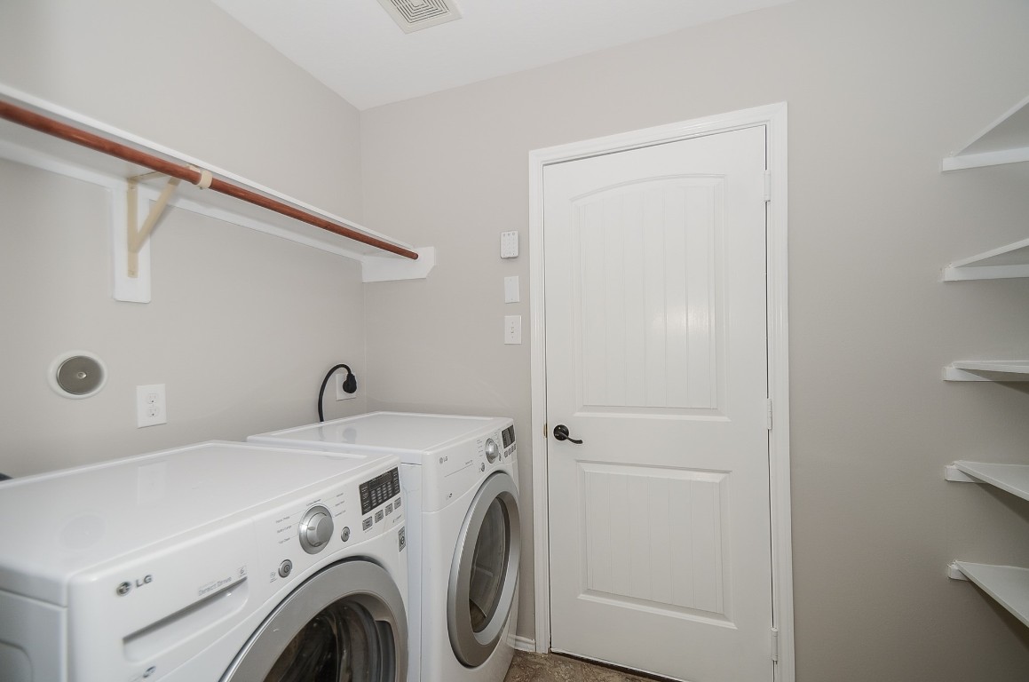 2646 Leopard Court Katy, TX 77449 - Photo 17 of 32 a utility room with dryer and washer