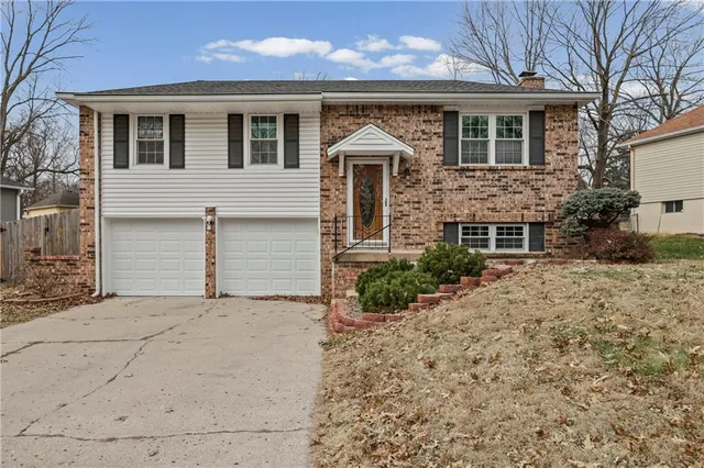 $264,900 | 805 Northwest Castle Drive, Blue Springs, MO 64015