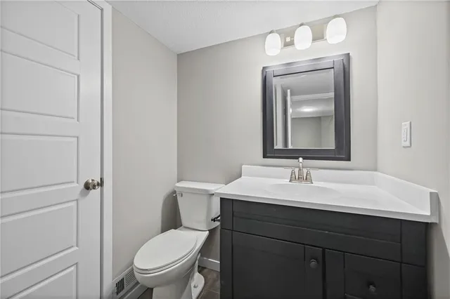 $264,900 | 805 Northwest Castle Drive, Blue Springs, MO 64015