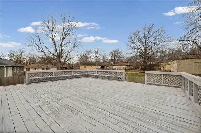 $264,900 | 805 Northwest Castle Drive, Blue Springs, MO 64015