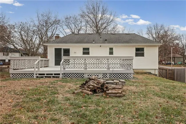 $264,900 | 805 Northwest Castle Drive, Blue Springs, MO 64015