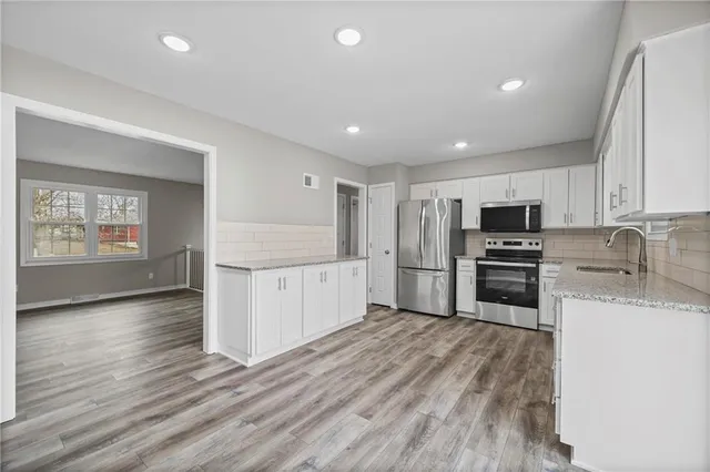 $264,900 | 805 Northwest Castle Drive, Blue Springs, MO 64015