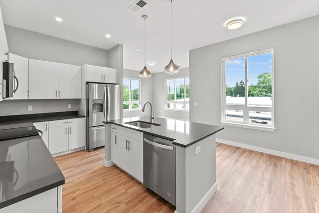 $2,500 | 999 Main Street, Unit 208, Hanson, MA 02341