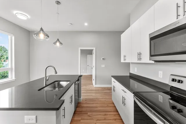 $2,500 | 999 Main Street, Unit 208, Hanson, MA 02341