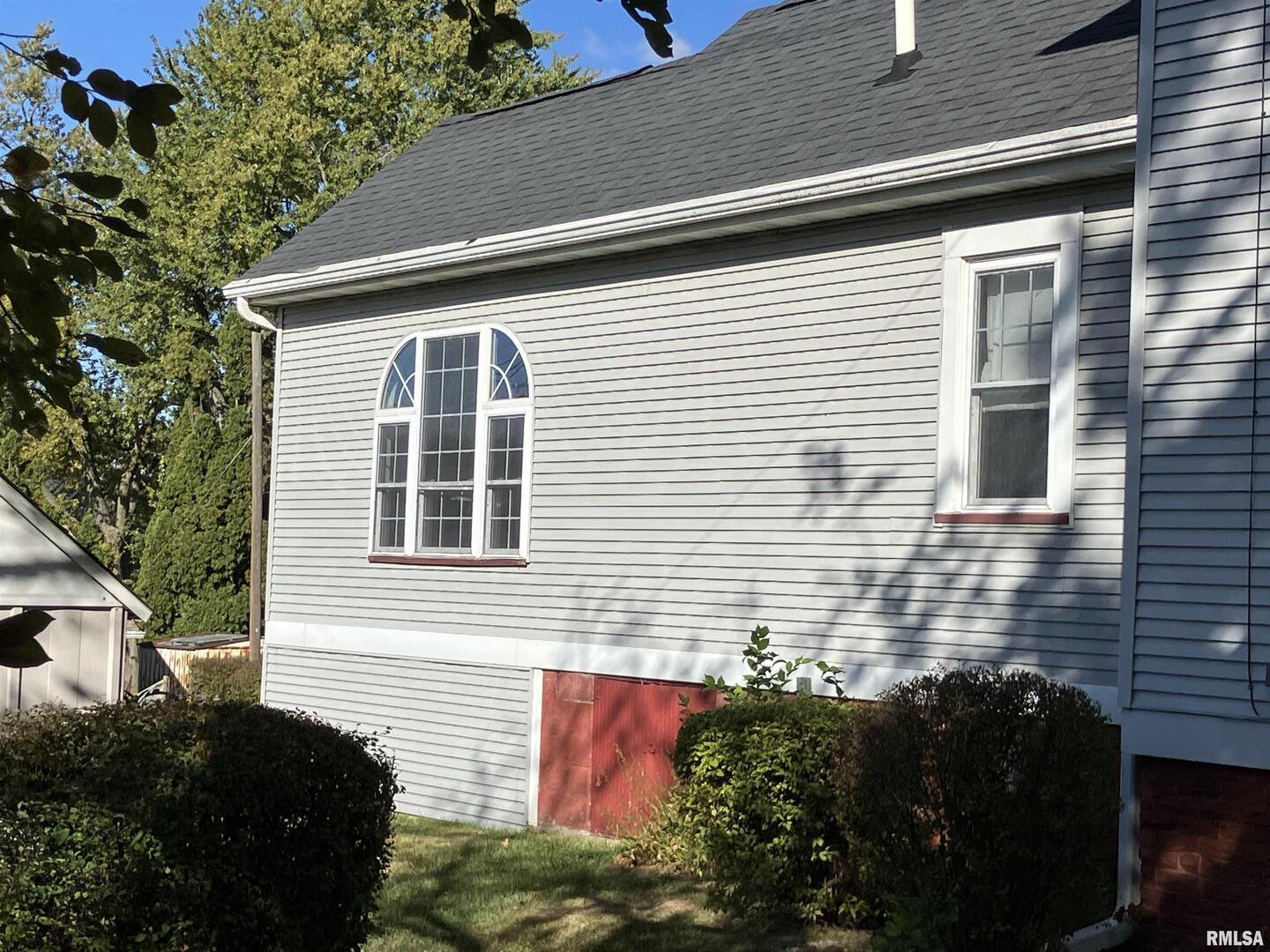 837 Beach Street Kewanee, IL 61443 - Photo 51 of 54 a front view of a house