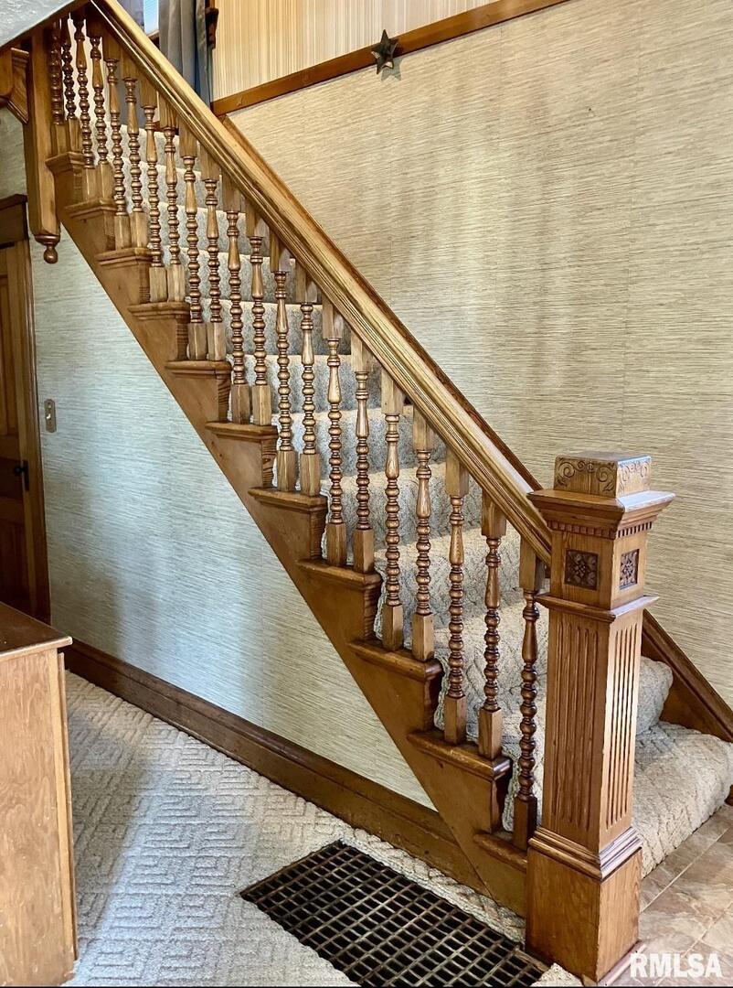 837 Beach Street Kewanee, IL 61443 - Photo 9 of 54 a view of entryway