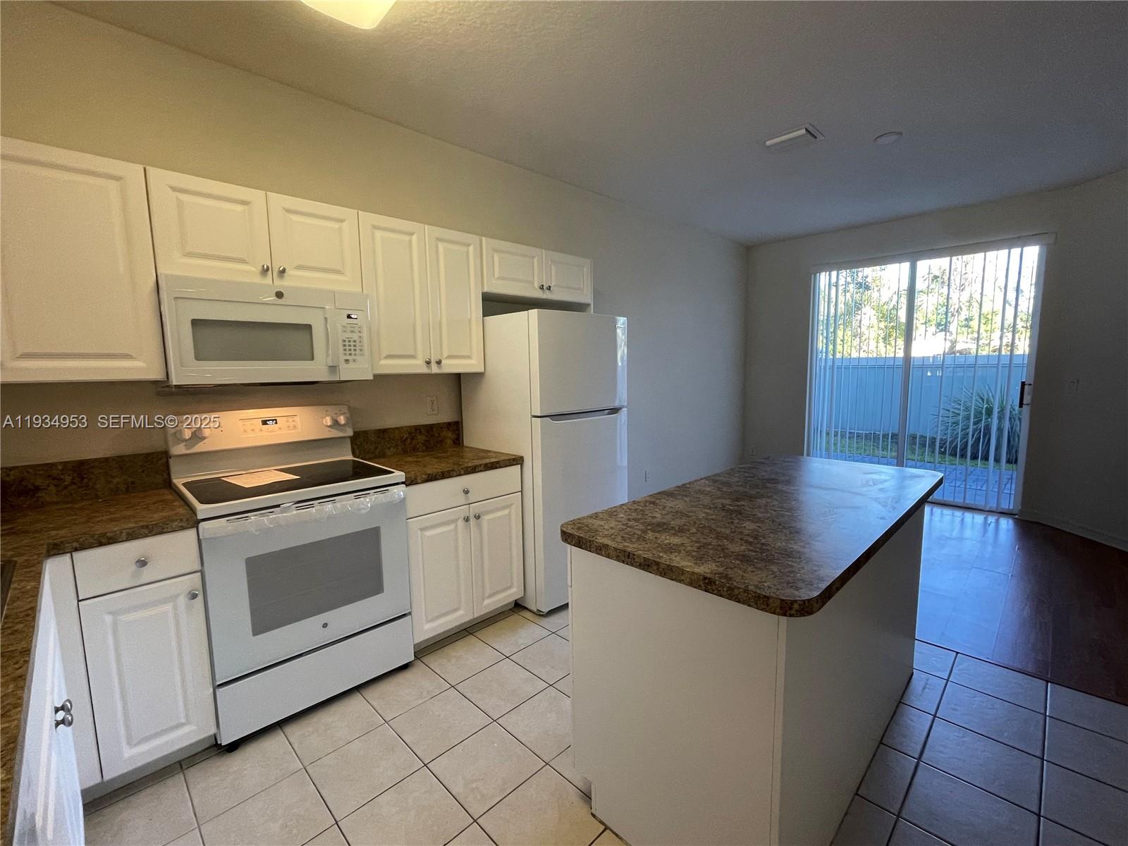 3550 Oleander Terrace Riviera Beach, FL 33404 - Photo 7 of 20 Gallery Image 7