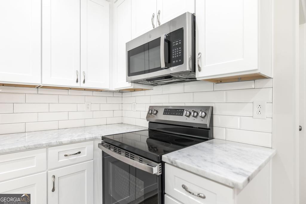 224 Otters Rdg Drive Kathleen, GA 31047 - Photo 15 of 31 a kitchen with a stove and a microwave