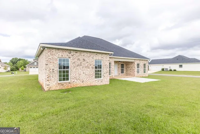 a view of a house with a yard