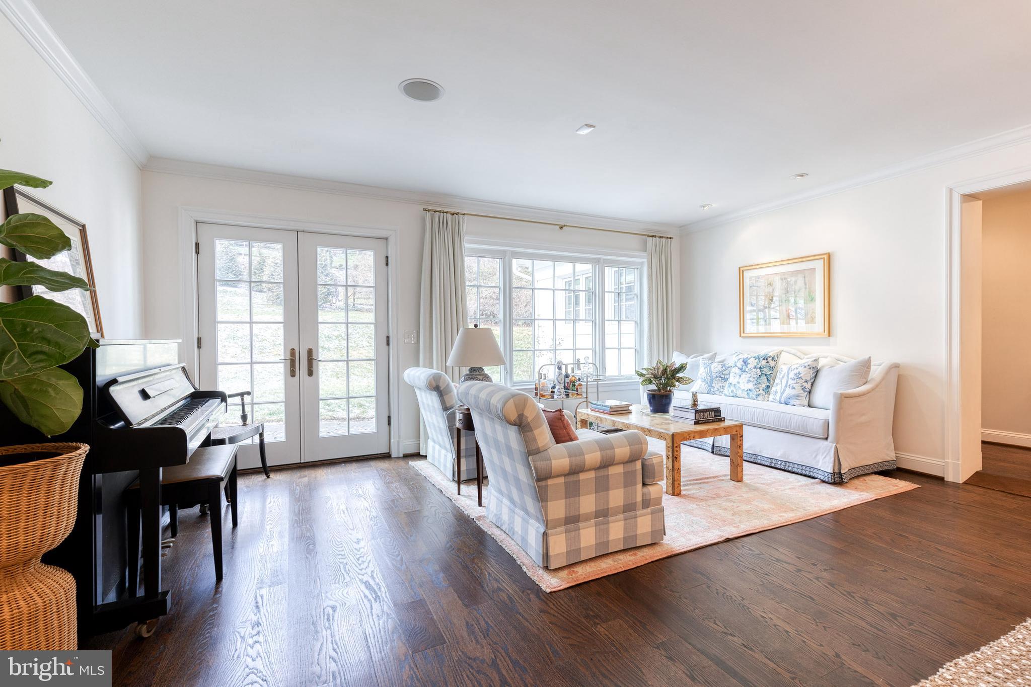 1808 Circle Road Baltimore, MD 21204 - Photo 5 of 64 a living room with furniture and wooden floor