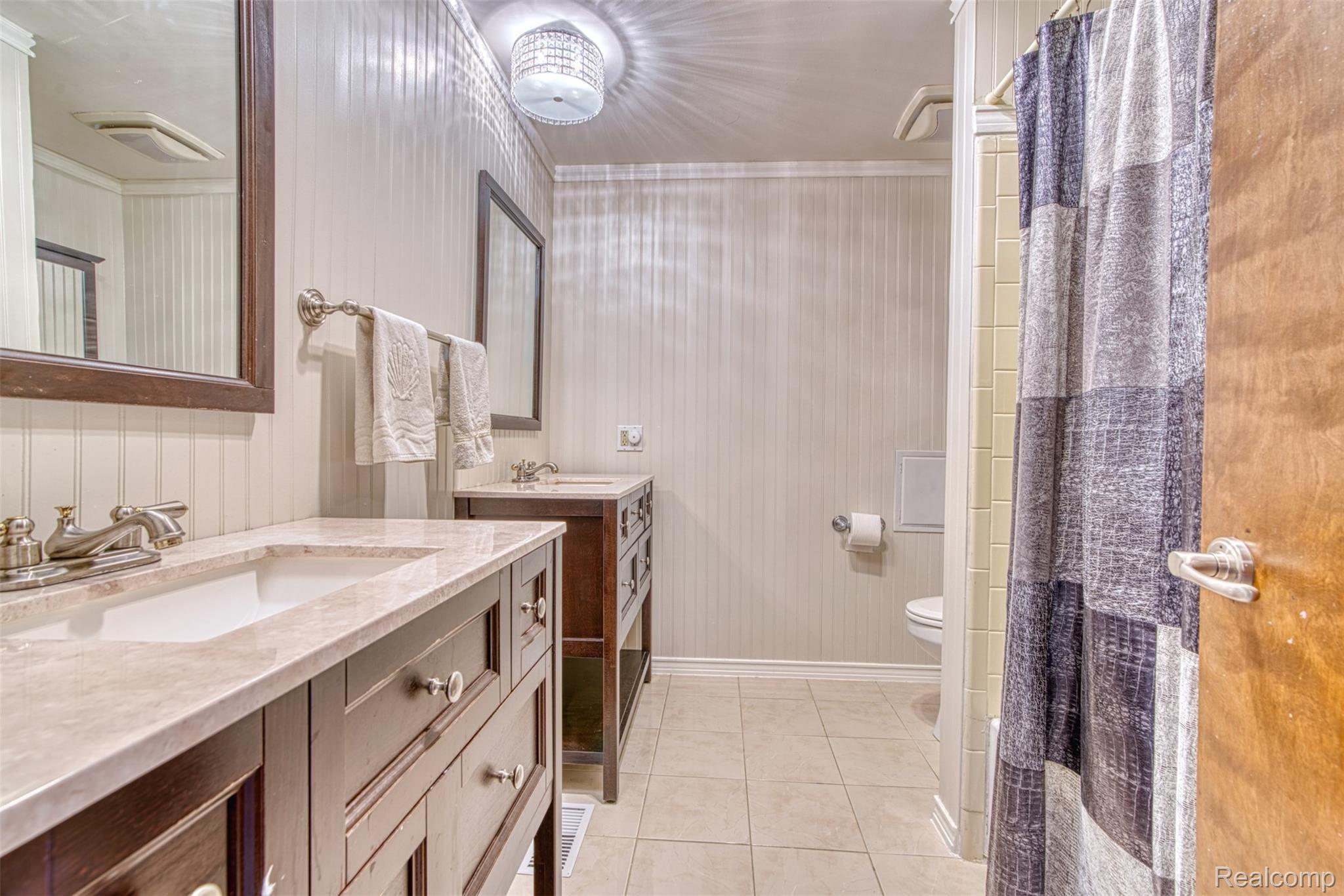 949 Homestead Court Rochester, MI 48309 - Photo 27 of 39 Full Bathroom.jpg