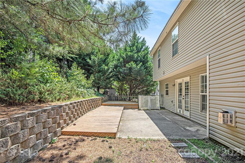 521 Red Oak Court Tega Cay, SC 29708 - Photo 23 of 23 a view of a backyard with side of plants