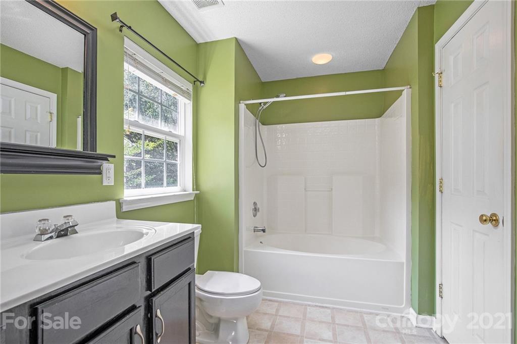 521 Red Oak Court Tega Cay, SC 29708 - Photo 6 of 23 a bathroom with a sink toilet and shower