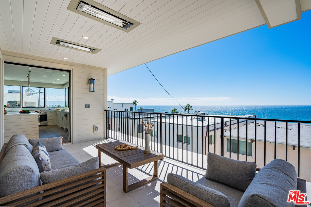 4314 Ocean Drive Manhattan Beach, CA 90266 - Photo 11 of 46 a living room with furniture