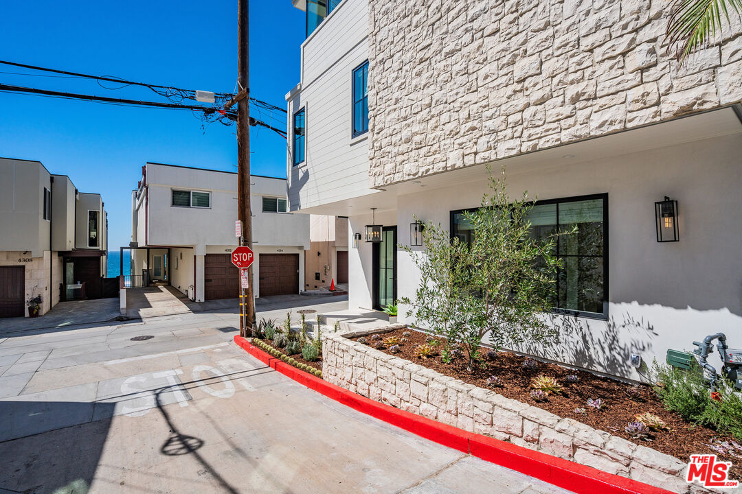 4314 Ocean Drive Manhattan Beach, CA 90266 - Photo 46 of 46 a view of a house with backyard