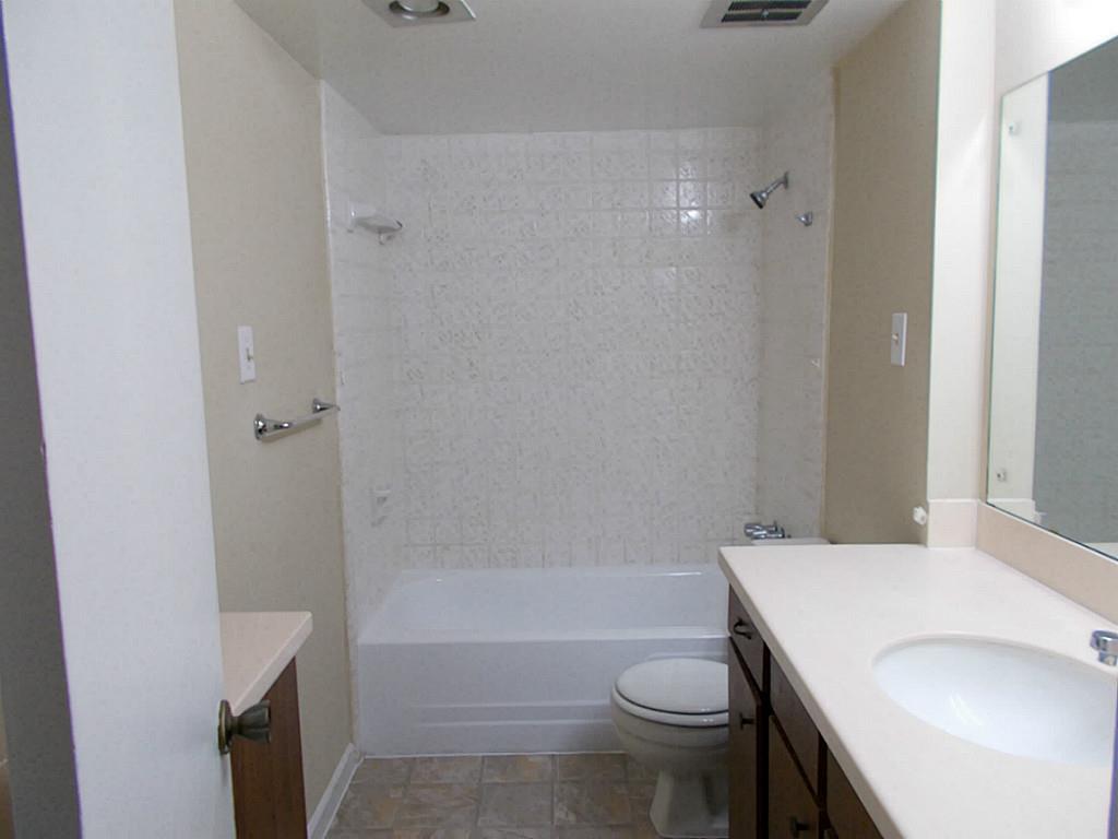 800 Post Oak Boulevard, Unit 72 Houston, TX 77056 - Photo 5 of 11 a bathroom with a sink toilet and bathtub