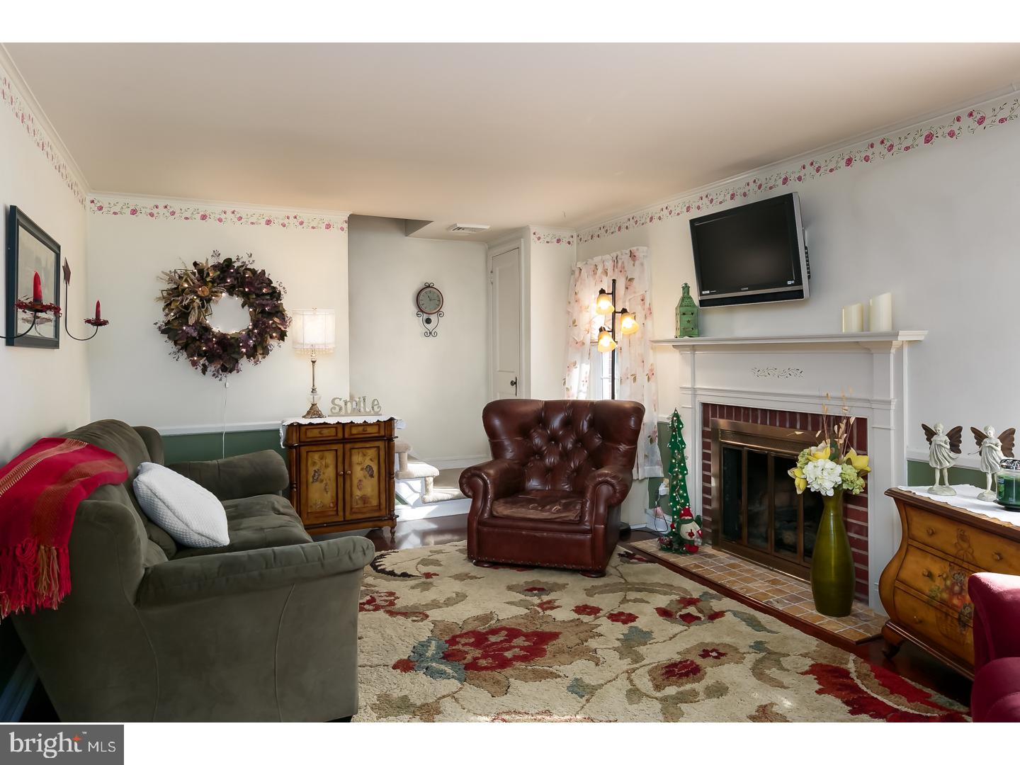 710 Filbert Street Palmyra, NJ 08065 - Photo 4 of 23 Living Room