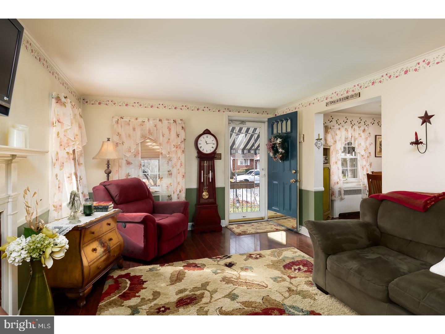 710 Filbert Street Palmyra, NJ 08065 - Photo 5 of 23 Living Room