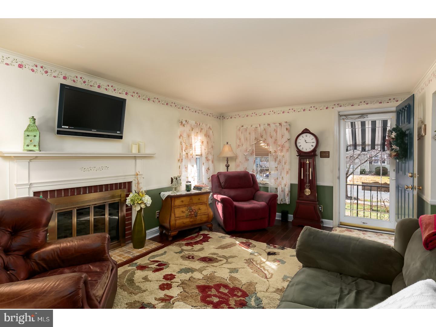 710 Filbert Street Palmyra, NJ 08065 - Photo 6 of 23 Living Room
