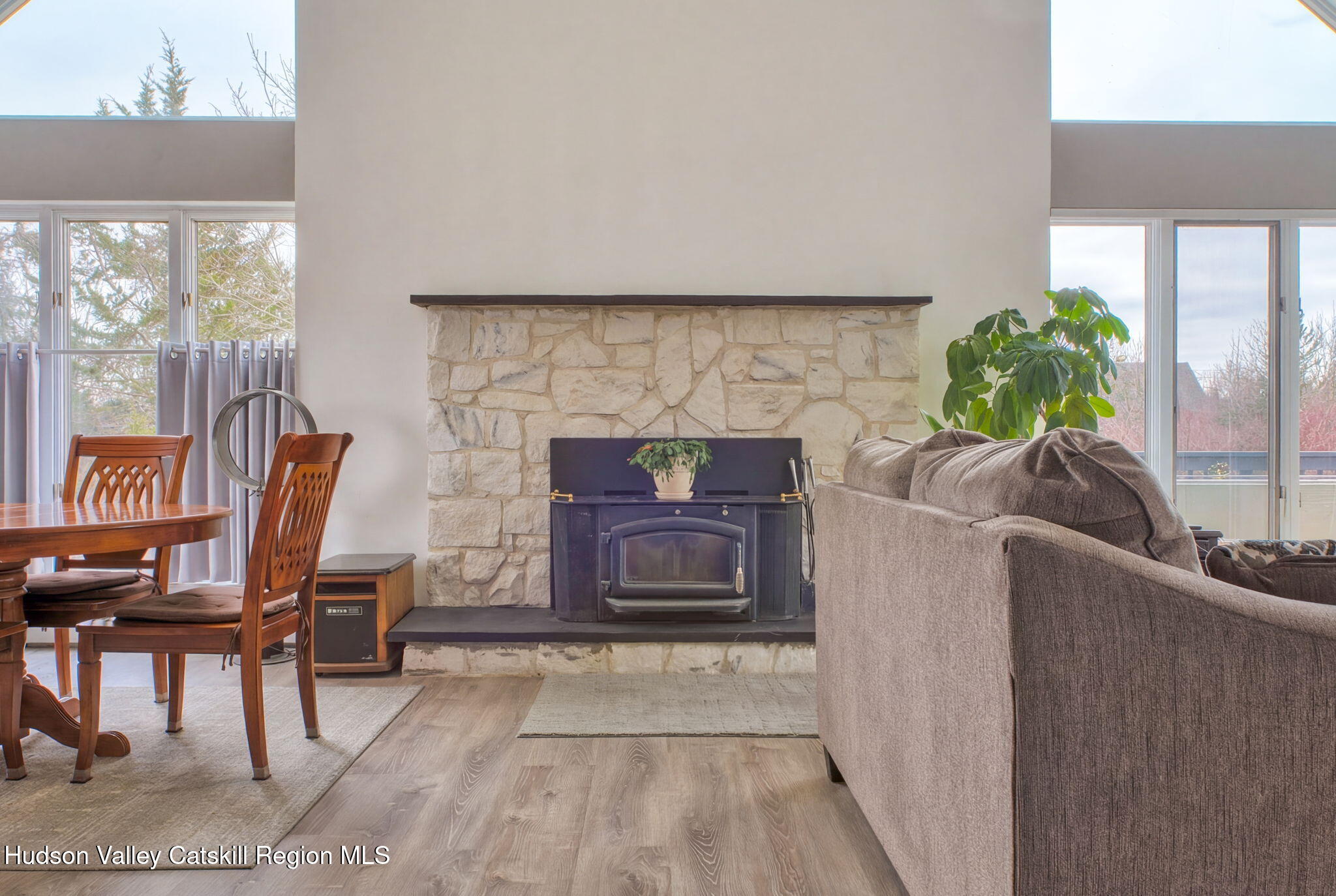 2931 Sleepy Hollow Road Athens, NY 12015 - Photo 12 of 40 15-int-win-6-living-room