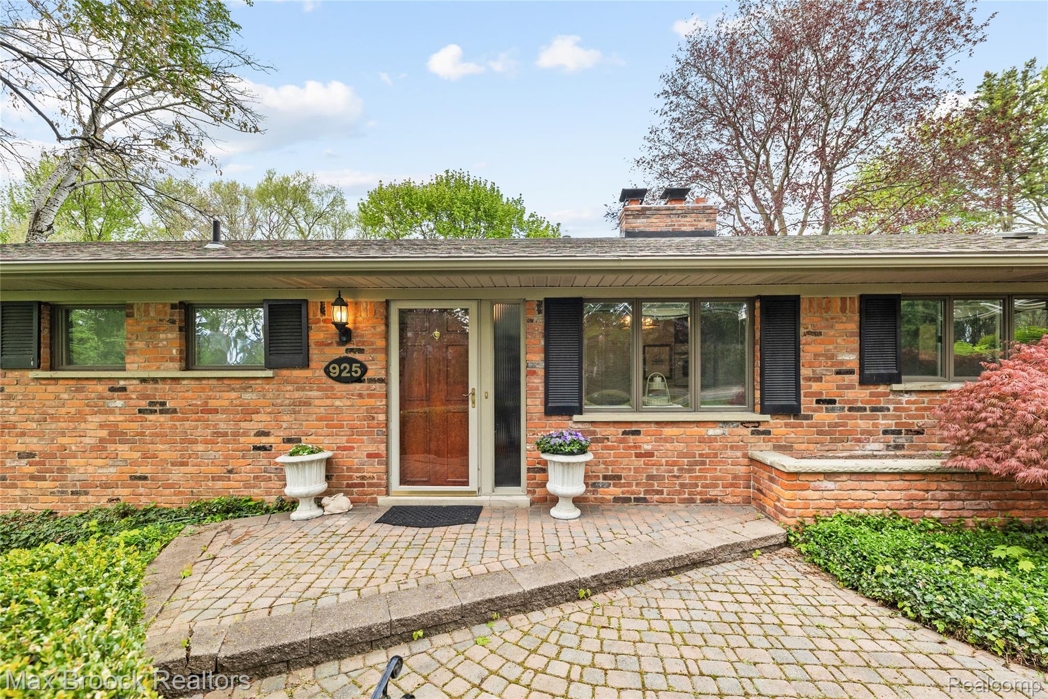925 Westview Road Bloomfield Hills, MI 48304 - Photo 2 of 26 Front Walkway & Entrance