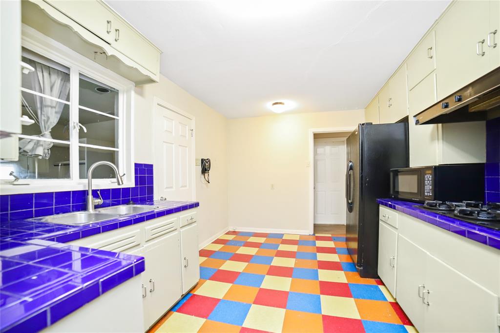 2905 Robinson Avenue, Unit A Austin, TX 78722 - Photo 5 of 9 a very nice looking room with a large window