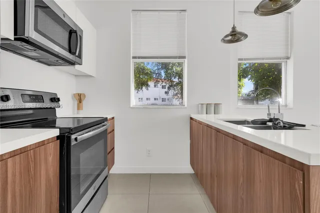 $1,950 | 924 Marseille Drive, Unit 3, Miami Beach, FL 33141